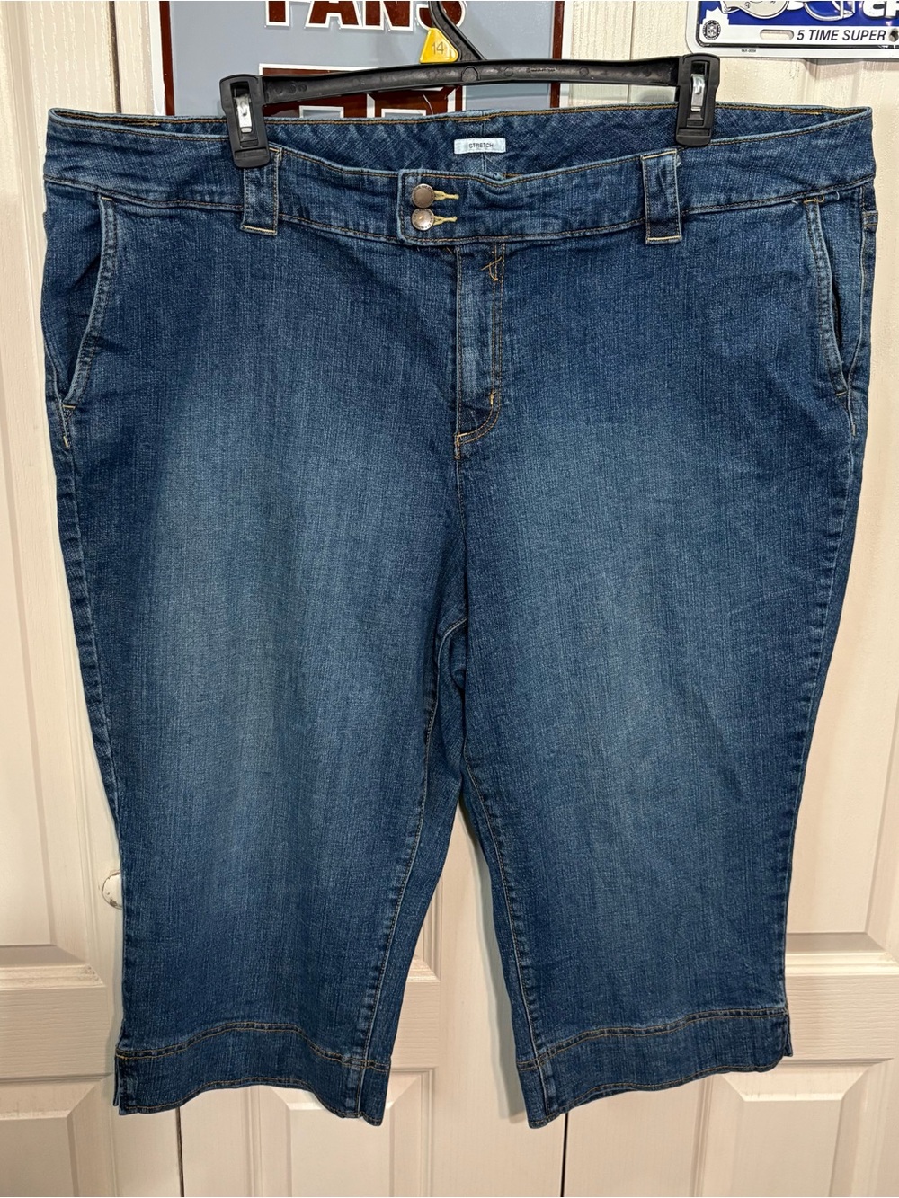 Liz Claiborne Mid-Rise Dark Blue Denim Capris
